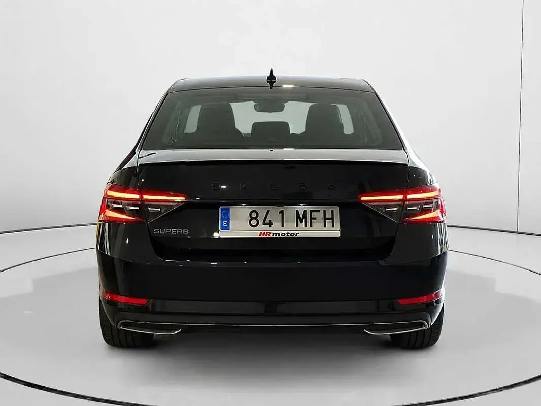 Usado Skoda Superb SportLine 150 CV (110 kW) 2023 Negro Berlina