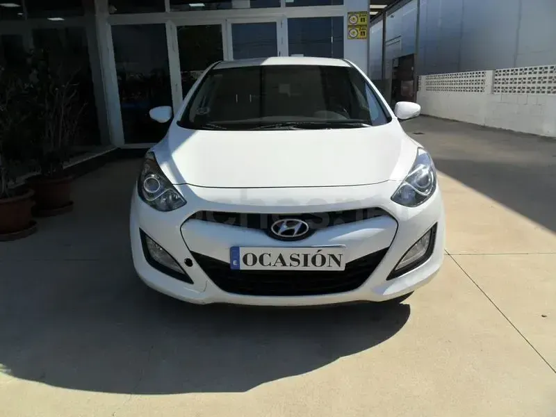 Usado Hyundai i30 110 CV (80 kW) 2012 Blanco Berlina