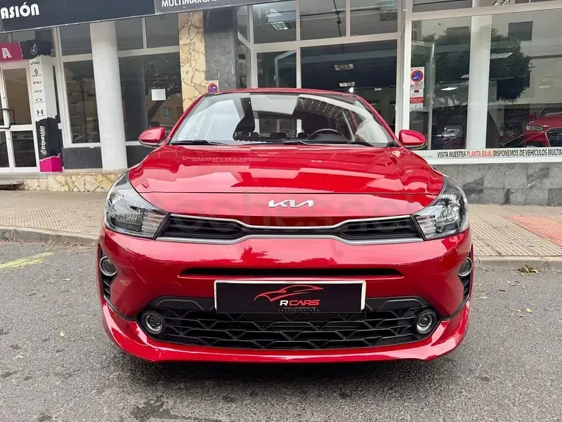 Usado Kia Rio 84 CV (61 kW) 2023 Rojo Berlina