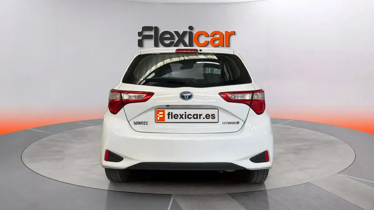 Usado Toyota Yaris Hybrid Active 100 CV (73 kW) 2018 Blanco Berlina