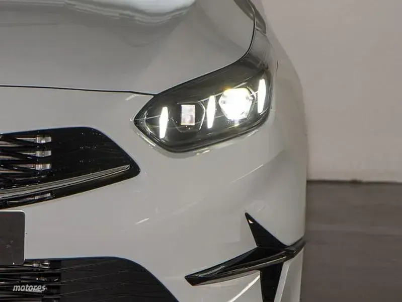 Usado Kia Ceed Style 100 CV (73 kW) 2024 Blanco Utilitario