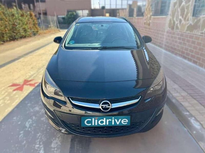 Usado Opel Astra Selective 140 CV (102 kW) 2014 Negro Familiar