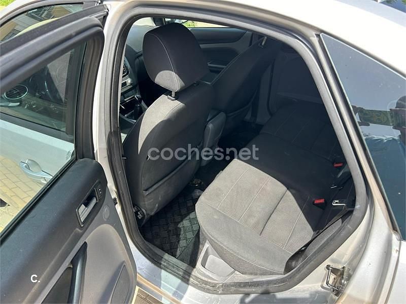 Usado Ford Focus Titanium 109 CV (80 kW) 2010 Gris / plata Berlina