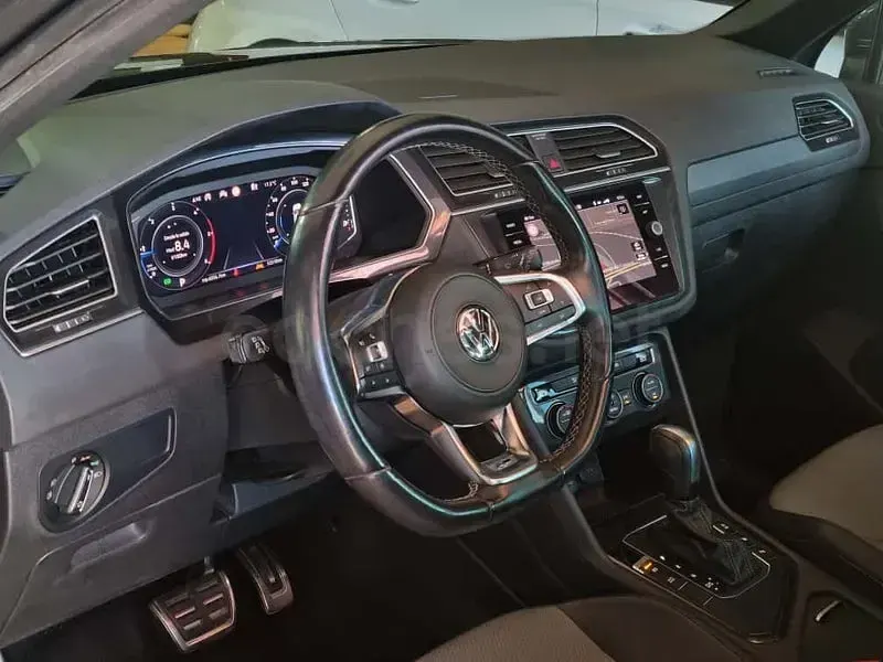Usado VW Tiguan R-line 150 CV (110 kW) 2020 Gris / plata SUV