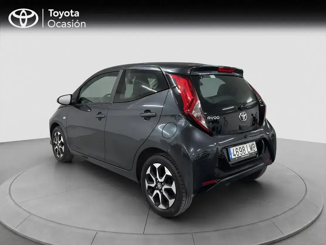 Usado Toyota Aygo X-play 72 CV (52 kW) 2020 Dark gray Utilitario
