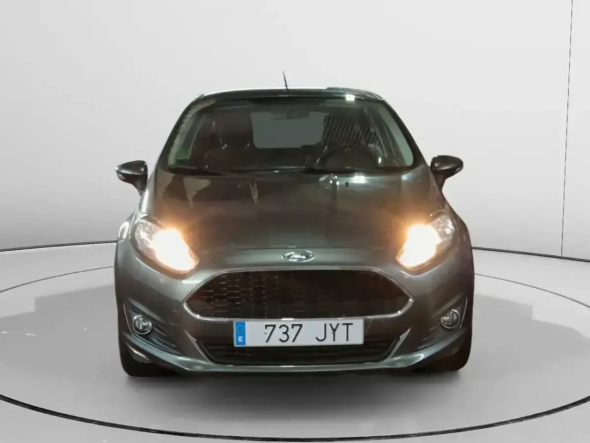 Usado Ford Fiesta Trend 82 CV (60 kW) 2017 Gris / plata Berlina