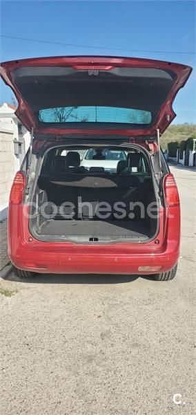 Usado Peugeot 5008 Family 112 CV (82 kW) 2012 Rojo Monovolumen