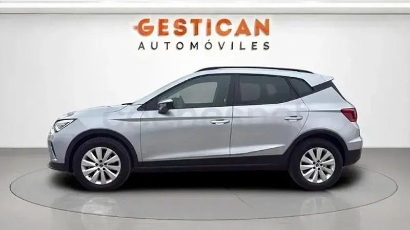 Usado Seat Arona Style 110 CV (80 kW) 2023 Gris / plata SUV