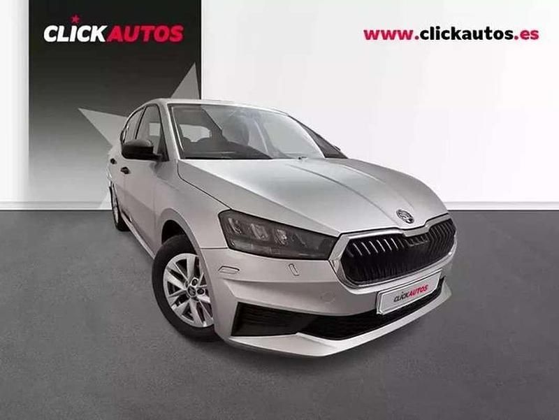Usado Skoda Fabia Essence 80 CV (58 kW) 2025 Plateado Utilitario
