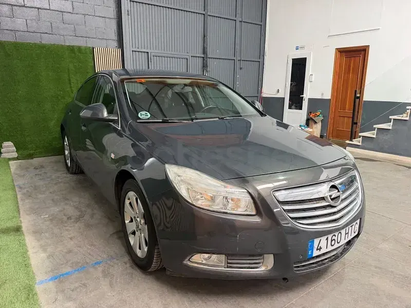 Usado Opel Insignia Selective 130 CV (95 kW) 2013 Gris / plata Berlina