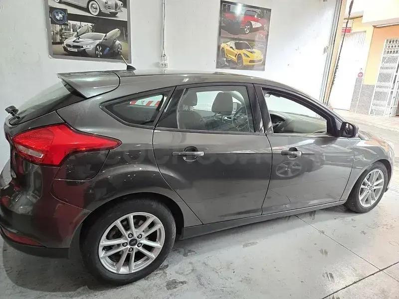 Usado Ford Focus 125 CV (91 kW) 2015 Gris / plata Berlina