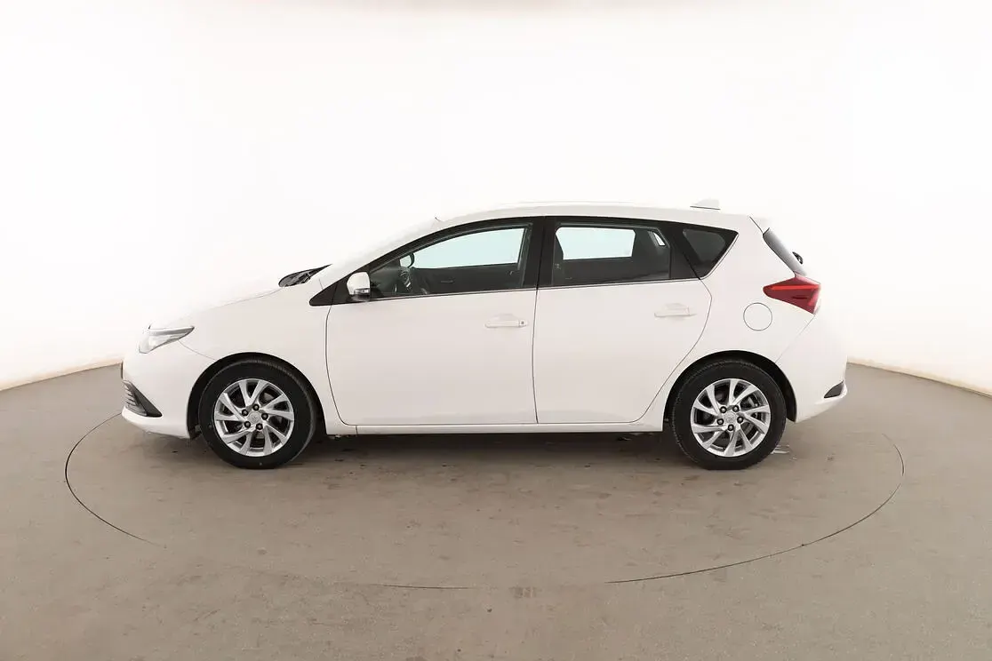 Usado Toyota Auris Active 90 CV (66 kW) 2016 Blanco Berlina