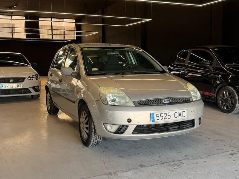 Usado Ford Fiesta Ghia 80 CV (58 kW) 2003 Gris / plata Utilitario