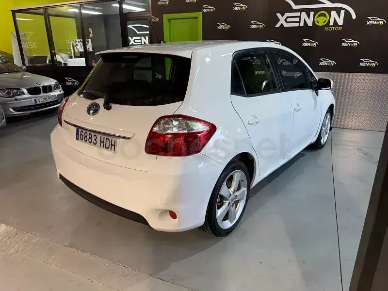 Usado Toyota Auris Hybrid Advance 135 CV (99 kW) 2011 Blanco Berlina