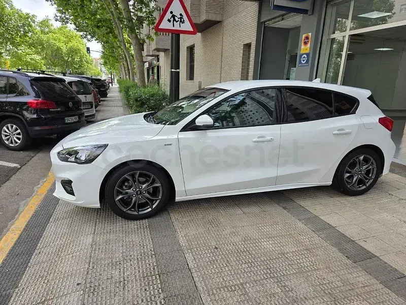 Usado Ford Focus ST-Line 125 CV (91 kW) 2016 Blanco Berlina