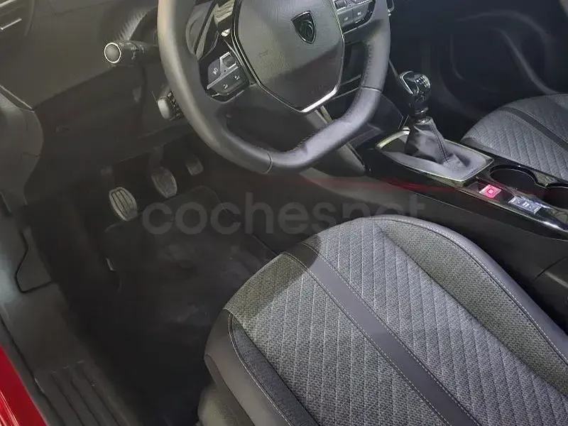 Usado Peugeot 2008 Allure 100 CV (73 kW) 2024 Rojo SUV