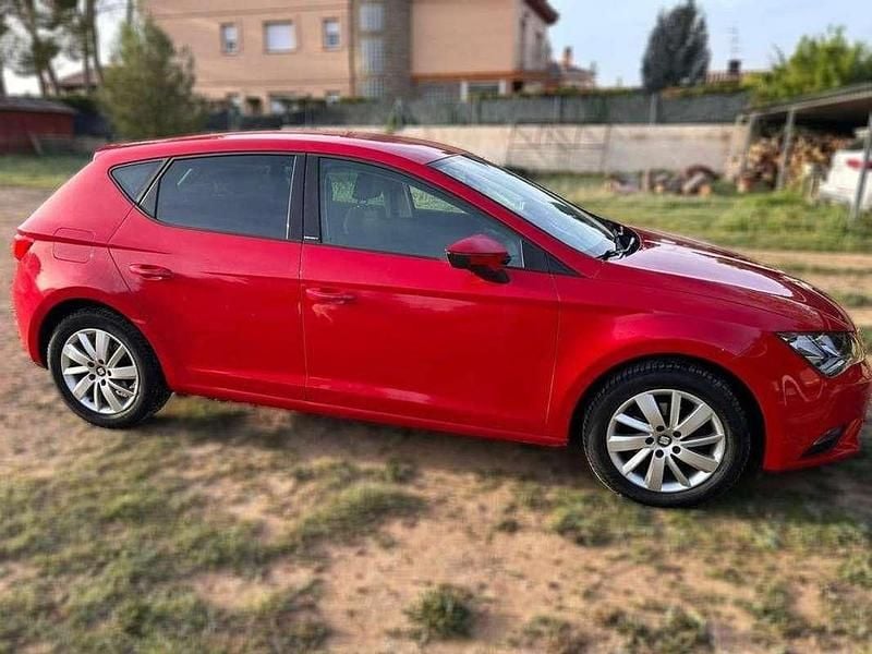 Usado Seat Leon ST Reference 110 CV (80 kW) 2015 Rojo Familiar