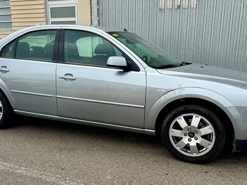 Usado Ford Mondeo Trend 130 CV (95 kW) 2004 Gris / plata Berlina