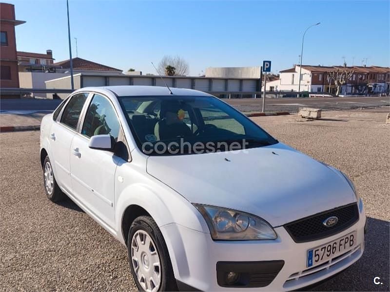 Usado Ford Focus Trend 90 CV (66 kW) 2007 Blanco Berlina