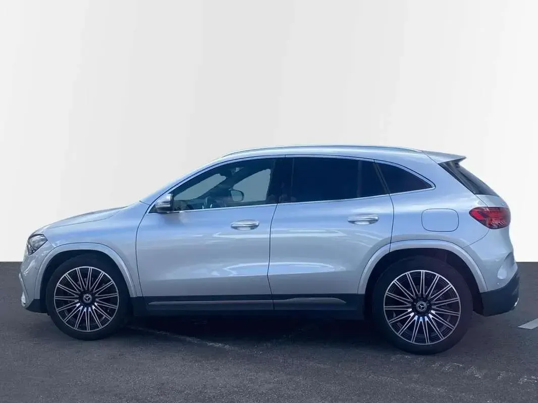 Usado Mercedes GLA200 150 CV (110 kW) 2024 Plateado SUV