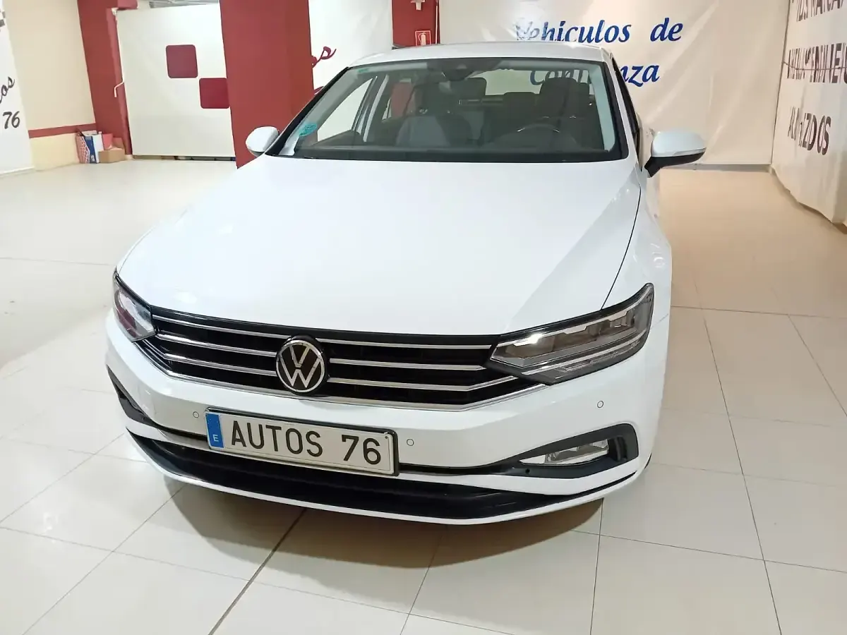 Usado VW Passat 122 CV (89 kW) 2022 Blanco Familiar