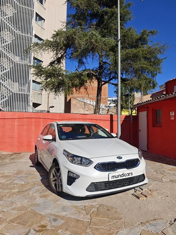 Usado Kia Ceed 120 CV (88 kW) 2019 Blanco Utilitario