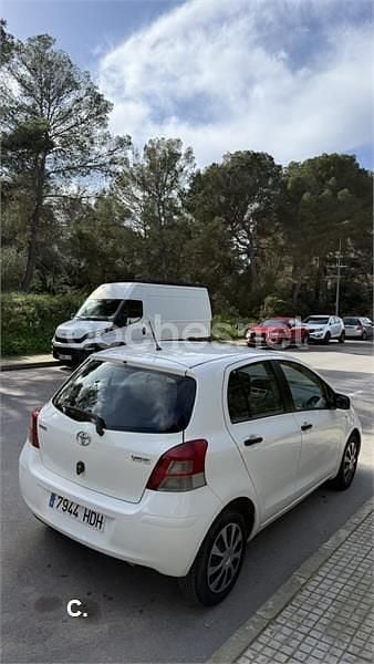 Usado Toyota Yaris Live 69 CV (50 kW) 2011 Blanco Utilitario