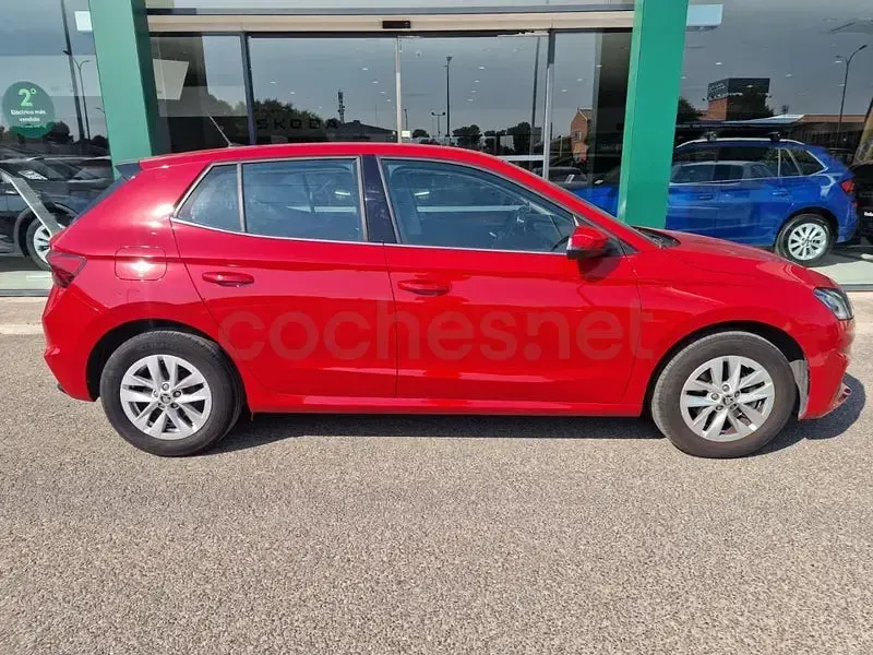 Usado Skoda Fabia Ambition 110 CV (80 kW) 2022 Rojo Utilitario