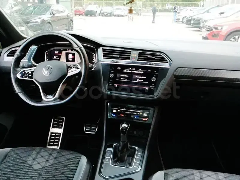 Usado VW Tiguan R-line 150 CV (110 kW) 2022 Gris / plata SUV