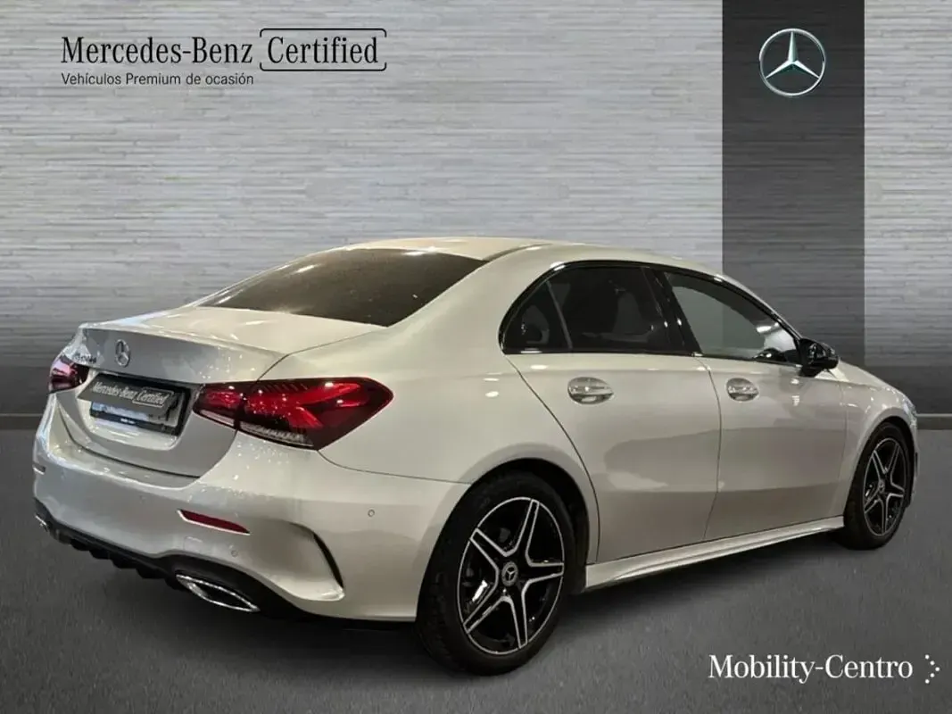 Usado Mercedes A200 AMG line 150 CV (110 kW) 2022 Plata iridio met Berlina