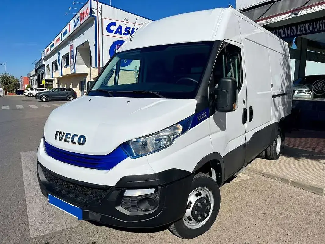 Usado Iveco Daily 136 CV (100 kW) 2018 Blanco Van