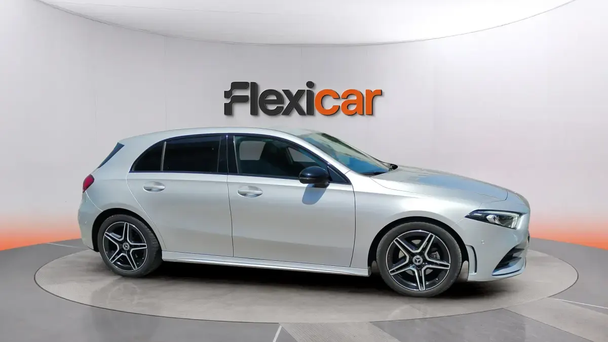 Usado Mercedes A180 116 CV (85 kW) 2022 Gris Utilitario