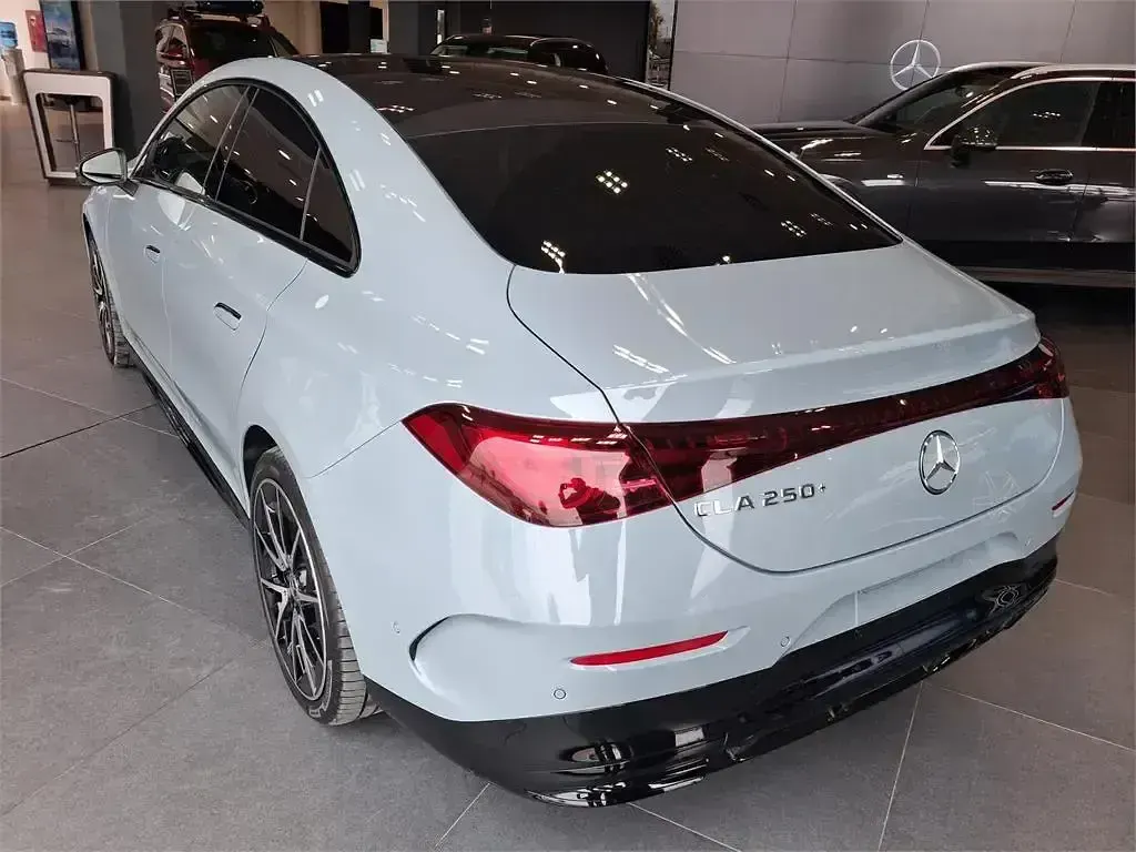 Nuevo Mercedes CLA 250+ 200 kW (272 CV) 2026 Gris Berlina