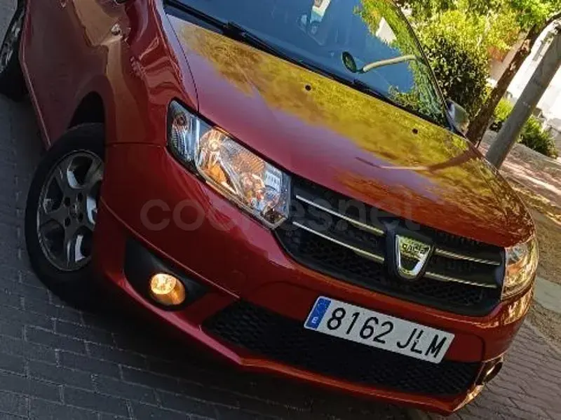 Usado Dacia Sandero Lauréate 90 CV (66 kW) 2016 Granate Berlina