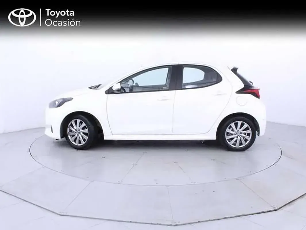 Usado Toyota Yaris Hybrid Active 116 CV (85 kW) 2023 Blanco Berlina
