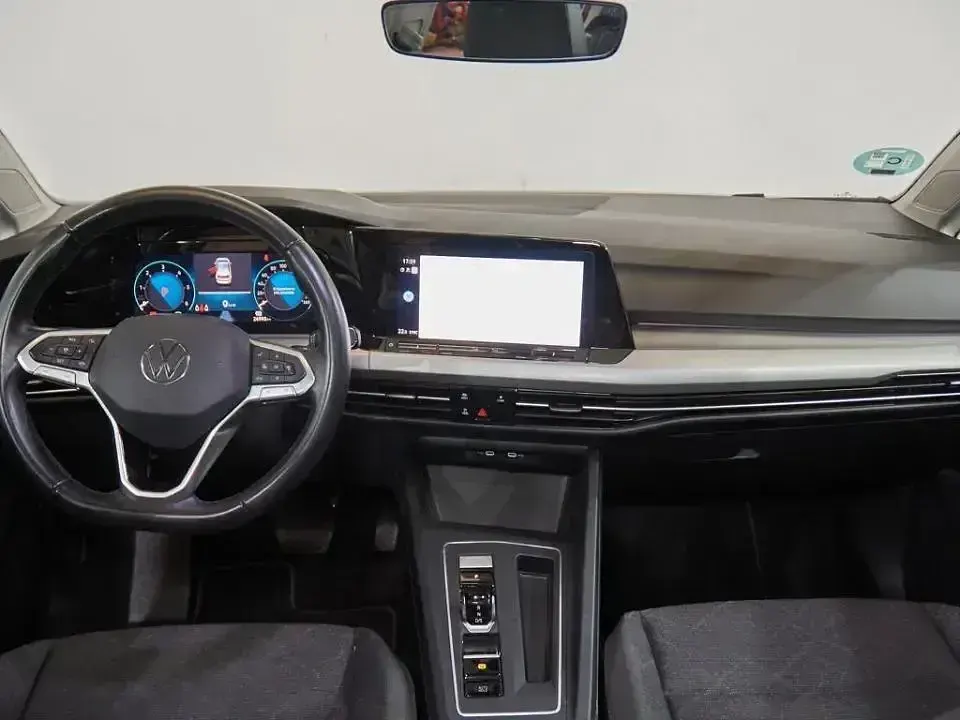 Usado VW Golf VIII Life 116 CV (85 kW) 2024 Azul Berlina