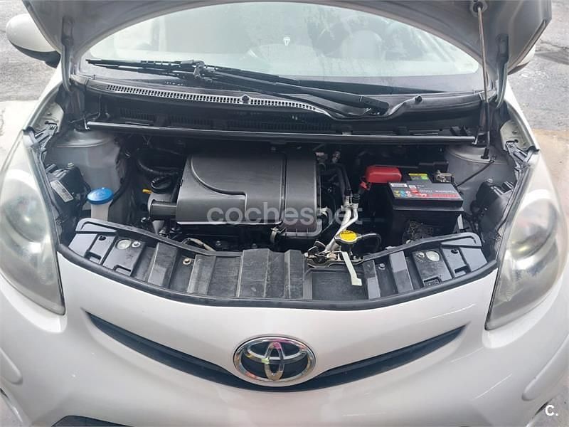 Usado Toyota Aygo Live 68 CV (50 kW) 2013 Blanco Utilitario
