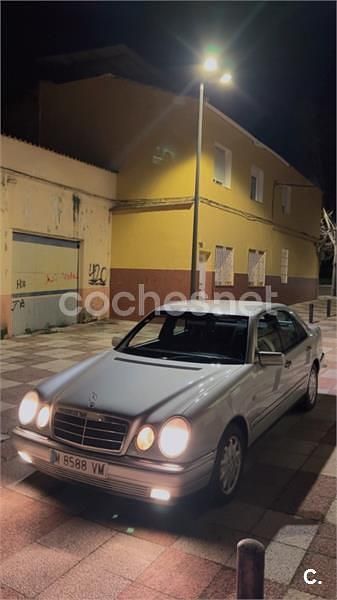Usado Mercedes E320 Elegance 220 CV (161 kW) 1998 Gris / plata Berlina