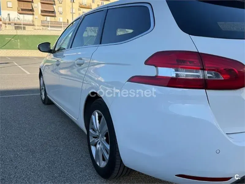 Usado Peugeot 308 SW Business-Line 120 CV (88 kW) 2015 Blanco Familiar
