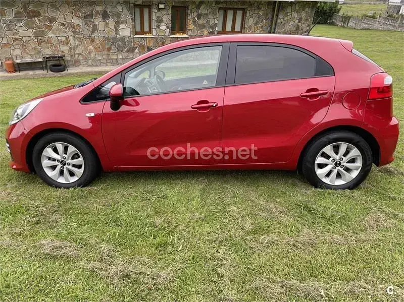 Usado Kia Rio 75 CV (55 kW) 2015 Rojo Berlina