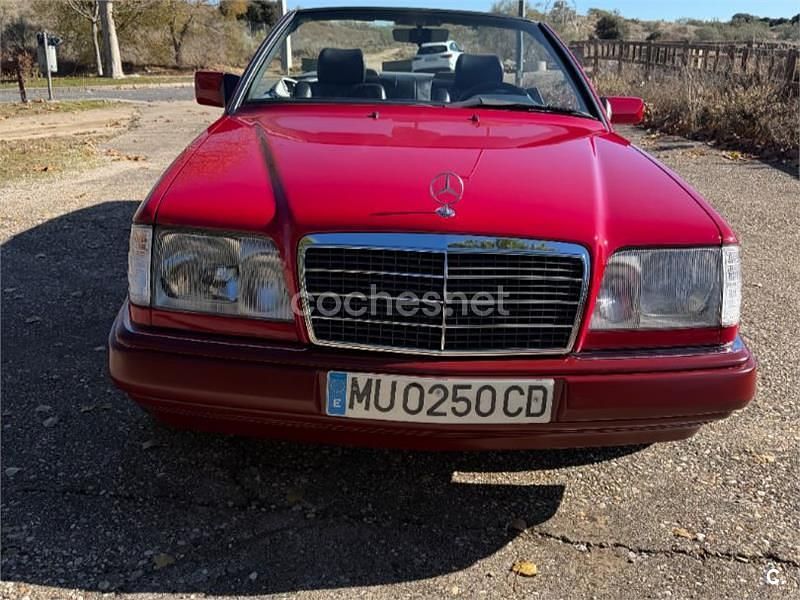Usado Mercedes E220 150 CV (110 kW) 1994 Rojo Descapotable