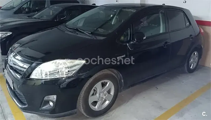 Usado Toyota Auris Hybrid Active 135 CV (99 kW) 2011 Negro Berlina