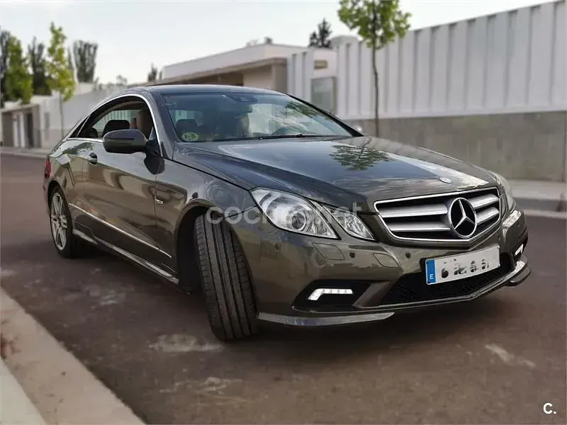 Usado Mercedes E250 204 CV (150 kW) 2009 Gris / plata Coupe