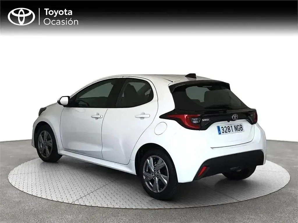 Usado Toyota Yaris Hybrid Active 116 CV (85 kW) 2025 Blanco Monovolumen