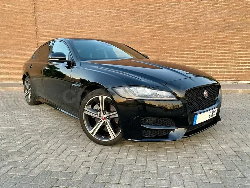 Usado Jaguar XF R-Sport 180 CV (132 kW) 2021 Negro Berlina
