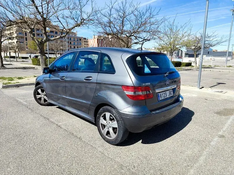 Usado Mercedes B180 109 CV (80 kW) 2010 Gris / plata Monovolumen