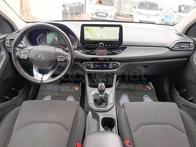 Usado Hyundai i30 120 CV (88 kW) 2021 Rojo Berlina