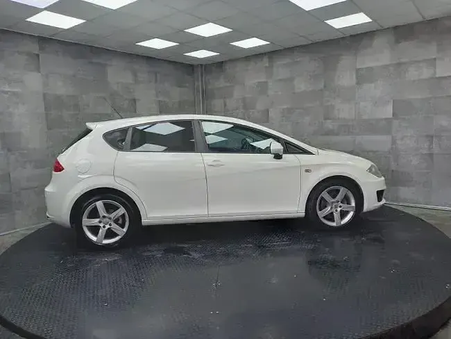 Usado Seat Leon Sport 140 CV (102 kW) 2010 Blanco Utilitario