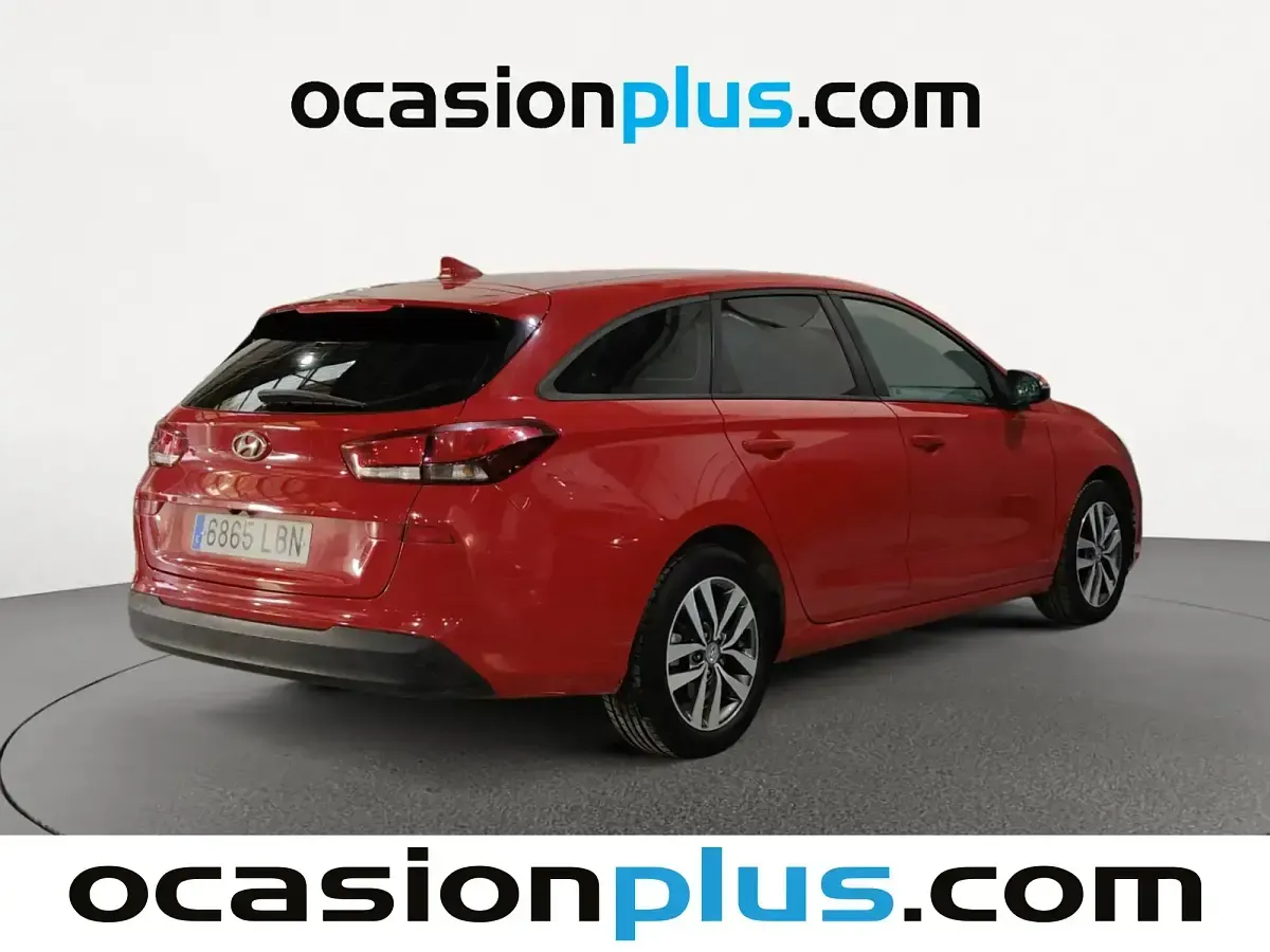 Usado Hyundai i30 116 CV (85 kW) 2019 Rojo Familiar