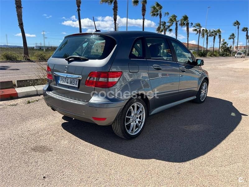 Usado Mercedes B180 Sport Edition 109 CV (80 kW) 2011 Gris / plata Monovolumen
